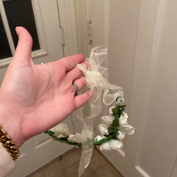 Gorgeous white floral crown - Picture 2 of 4